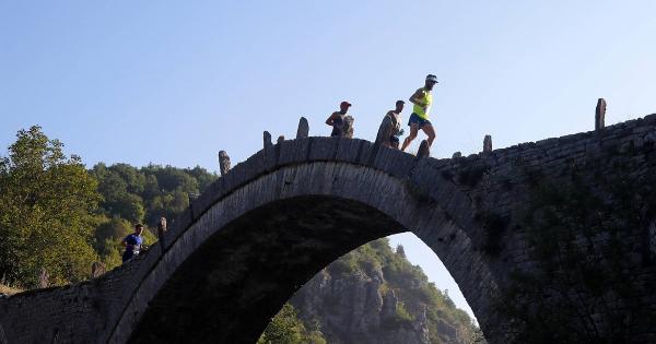 &Mu;&epsilon; &tau;&eta; &sigma;&upsilon;&mu;&mu;&epsilon;&tau;&omicron;&chi;ή &alpha;&theta;&lambda;&eta;&tau;ώ&nu; &alpha;&pi;ό 36 &chi;ώ&rho;&epsilon;&sigmaf; &kappa;&alpha;&iota; &alpha;&pi;ό &tau;&iota;&sigmaf; 5 &eta;&pi;&epsilon;ί&rho;&omicron;&upsilon;&sigmaf;, έ&kappa;&lambda;&epsilon;&iota;&sigma;&alpha;&nu; &omicron;&iota; &epsilon;&gamma;&gamma;&rho;&alpha;&phi;έ&sigmaf; &tau;&omicron;&upsilon; 11&omicron;&upsilon; Zagori Mountain Running