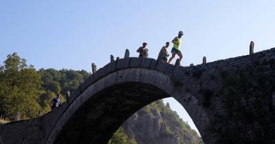 &Mu;&epsilon; &tau;&eta; &sigma;&upsilon;&mu;&mu;&epsilon;&tau;&omicron;&chi;ή &alpha;&theta;&lambda;&eta;&tau;ώ&nu; &alpha;&pi;ό 36 &chi;ώ&rho;&epsilon;&sigmaf; &kappa;&alpha;&iota; &alpha;&pi;ό &tau;&iota;&sigmaf; 5 &eta;&pi;&epsilon;ί&rho;&omicron;&upsilon;&sigmaf;, έ&kappa;&lambda;&epsilon;&iota;&sigma;&alpha;&nu; &omicron;&iota; &epsilon;&gamma;&gamma;&rho;&alpha;&phi;έ&sigmaf; &tau;&omicron;&upsilon; 11&omicron;&upsilon; Zagori Mountain Running