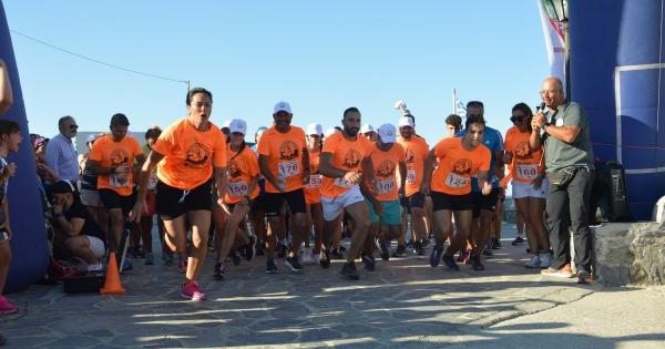 4&omicron; ''&Tau;&rho;έ&chi;&omega; / &Alpha;&nu;&alpha;&kappa;&alpha;&lambda;ύ&pi;&tau;&omega; &tau;&eta;&nu; &Eta;&rho;&alpha;&kappa;&lambda;&epsilon;&iota;ά'' - &Alpha;&pi;&omicron;&tau;&epsilon;&lambda;έ&sigma;&mu;&alpha;&tau;&alpha;